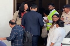 मुंबई एयरपोर्ट पर स्पॉट हुईं कैटरीना कैफ, पैपराजी को देखकर किया रिएक्ट मुंबई एयरपोर्ट पर स्पॉट हुईं कैटरीना कैफ, पैपराजी को देखकर किया रिएक्ट
