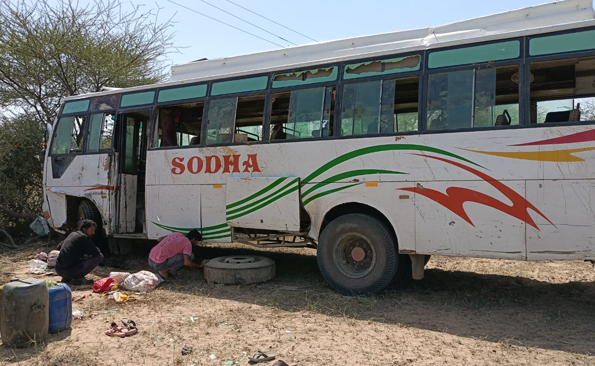 Jaisalmer News: स्टीयरिंग फेल होने से अनियंत्रित होकर पलटी बस, दर्जनों यात्री हुए घायल