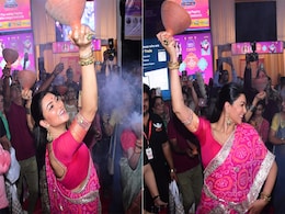 Durga Puja 2023: Sushmita Sen And Daughter Renee's <i>Dhunuchi</i> Dance. What's Not To Love? Durga Puja 2023: Sushmita Sen And Daughter Renee's <i>Dhunuchi</i> Dance. What's Not To Love?