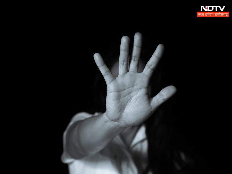 Surguja: नीट कोचिंग इंस्टीट्यूट की छात्राओं से BRP ने की छेड़छाड़, शिकायत हुई तो अफसरों ने लिया ये एक्शन  Surguja: नीट कोचिंग इंस्टीट्यूट की छात्राओं से BRP ने की छेड़छाड़, शिकायत हुई तो अफसरों ने लिया ये एक्शन