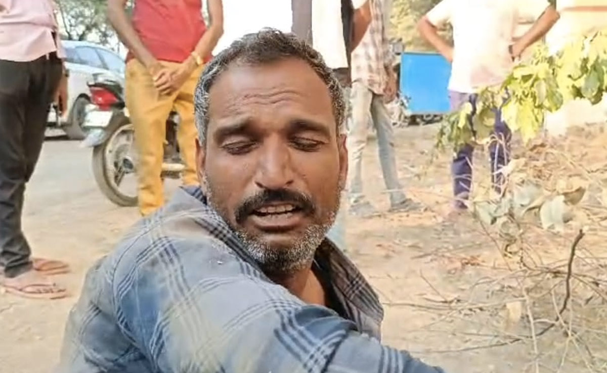 पुलिस की क्रूरताः पिता की लाश को ले जा रहे बेटे को पुलिस ने एंबुलेंस से सड़क पर पटका और फिर...