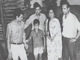 धर्मेंद्र और संजीव कुमार के साथ नजर आ रहा ये बच्चा है बॉलीवुड का बड़ा स्टार, इनकी पत्नी और बेटी भी हैं सुपरस्टार...पहचाना क्या? धर्मेंद्र और संजीव कुमार के साथ नजर आ रहा ये बच्चा है बॉलीवुड का बड़ा स्टार, इनकी पत्नी और बेटी भी हैं सुपरस्टार...पहचाना क्या?