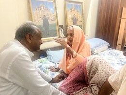 CM गहलोत के लिए लकी हैं उनकी बड़ी बहन, नॉमिनेशन से पहले देती है लिफाफा, मिलने पहुंचे मुख्यमंत्री CM गहलोत के लिए लकी हैं उनकी बड़ी बहन, नॉमिनेशन से पहले देती है लिफाफा, मिलने पहुंचे मुख्यमंत्री