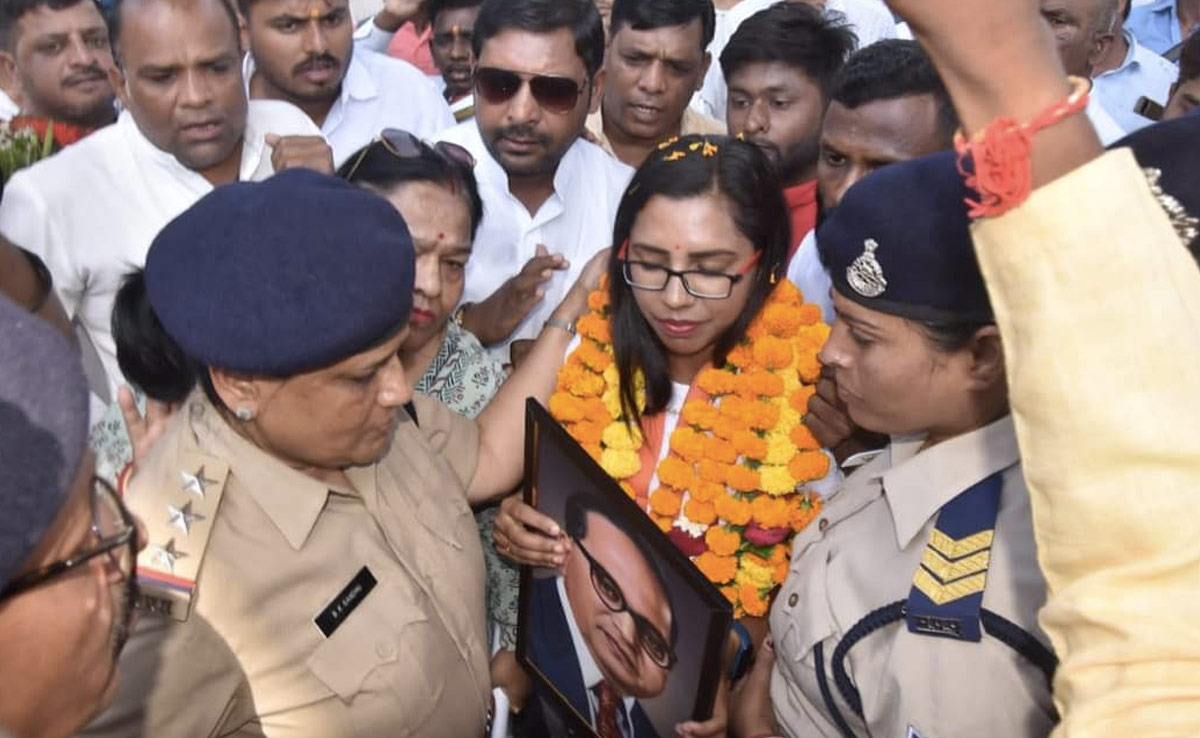 भोपाल : इस्तीफे के लिए पदयात्रा निकालने वाली डिप्टी कलेक्टर को मिली जमानत, बेटे को लगाया गले