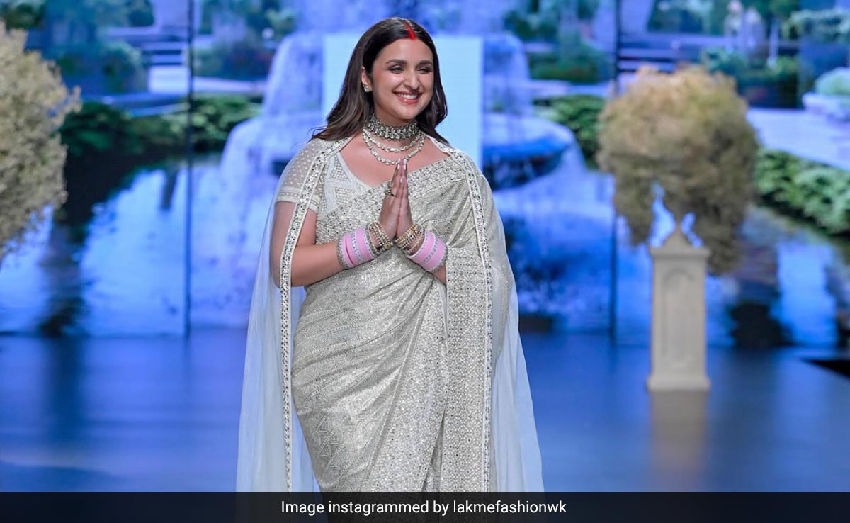 Parineeti Chopra's Bridal Vibes With <i>Sindoor </i> And <i>Choodas</i> Continue But On The Runway In An Ivory Saree And Cape