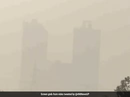 Noida Covered In Thick Layer Of Smog, Air Quality Remains 'Very Poor' Noida Covered In Thick Layer Of Smog, Air Quality Remains 'Very Poor'