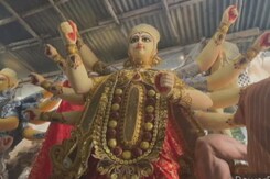 कोलकाता के कुमारतुली से विदेशों तक जाती हैं मूर्तियां कोलकाता के कुमारतुली से विदेशों तक जाती हैं मूर्तियां