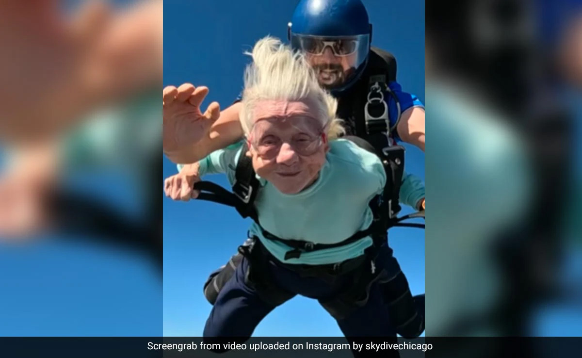 रिकॉर्ड तोड़ने की कोशिश में 104 साल की महिला ने विमान से छलांग लगाई, देखें हैरतअंगेज VIDEO
