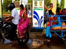 पहले नहीं देखा होगा ऐसा जुगाड़, बाइक के पीछे बांध ली ट्रॉली, सवार हो गया पूरा परिवार पहले नहीं देखा होगा ऐसा जुगाड़, बाइक के पीछे बांध ली ट्रॉली, सवार हो गया पूरा परिवार