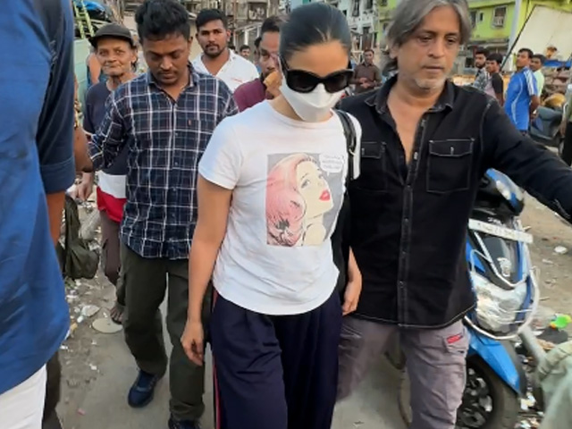 Alia Bhatt, Looking Super Casual, Takes A Boat Ride In Mumbai