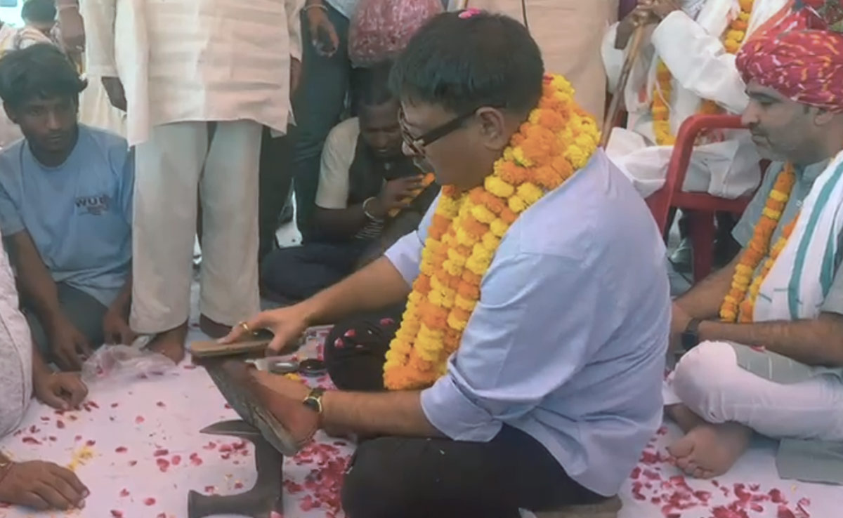 मोची की दुकान पर बैठकर कार्यकर्ताओं के जूते पॉलिश करने लगे विधायक, वीडियो हुआ वायरल