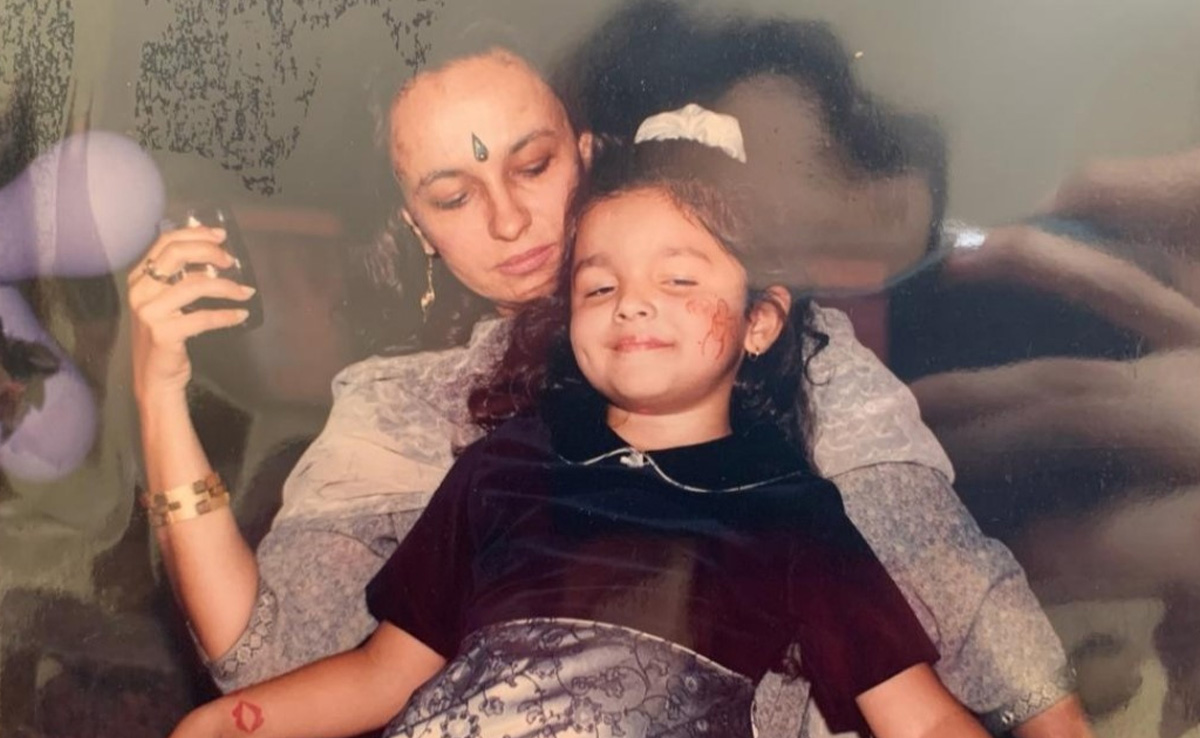 Bollywood News : Soni Razdan के साथ Alia Bhatt ने शेयर की बचपन की फोटो, मां को किया बर्थडे विश