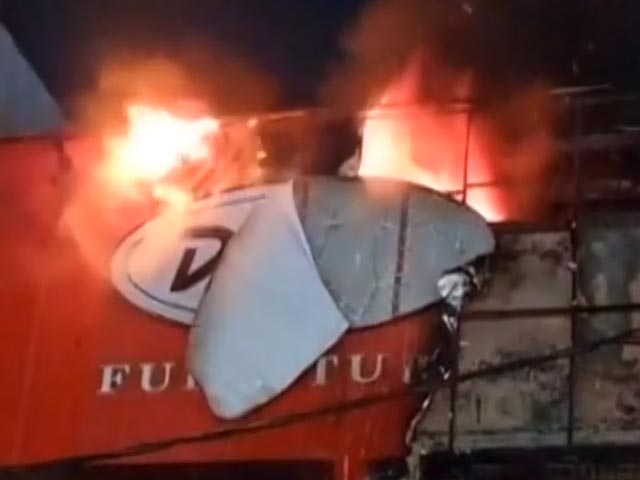 दिल्ली के कीर्ति नगर फर्नीचर मार्केट में लगी भीषण आग