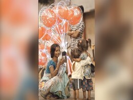 भूख, बेचैनी को झिलमिलाती लाइटों में छोड़, मां ने मेले में ली दुनिया की सबसे बेहतरीन तस्वीर भूख, बेचैनी को झिलमिलाती लाइटों में छोड़, मां ने मेले में ली दुनिया की सबसे बेहतरीन तस्वीर