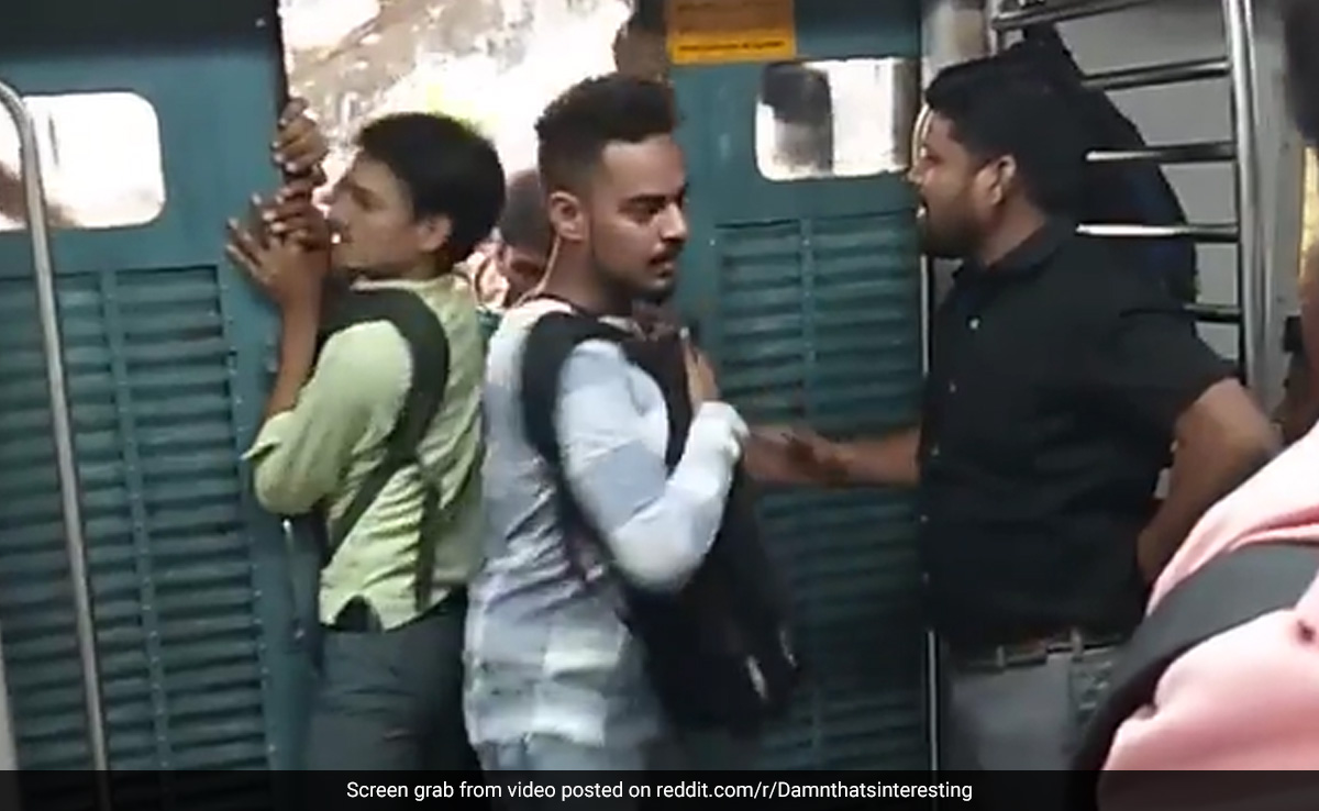 Passengers Aggressively Enter Mumbai Local Before Door Opens, Video Sparks Debate Online