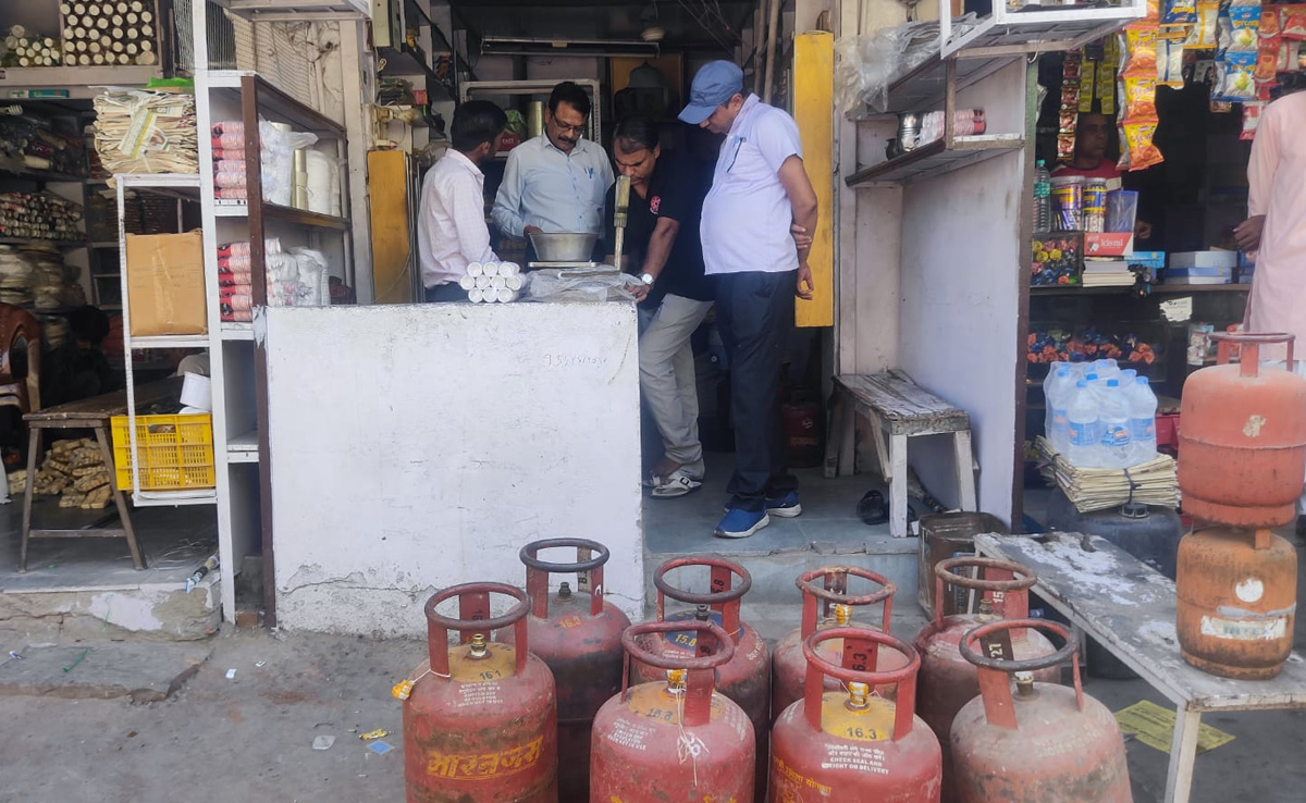 त्योहार नजदीक आते मिलावटखोरों पर एक्शन शुरू, टोंक में रसद विभागी टीम ने मारा छापा