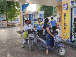 Nagpur News : सीमेवरील तणावामुळे नागपूर शहरातील पेट्रोल डिझेल ग्राहकांपुढील संकट तात्पुरते टळले Nagpur News : सीमेवरील तणावामुळे नागपूर शहरातील पेट्रोल डिझेल ग्राहकांपुढील संकट तात्पुरते टळले