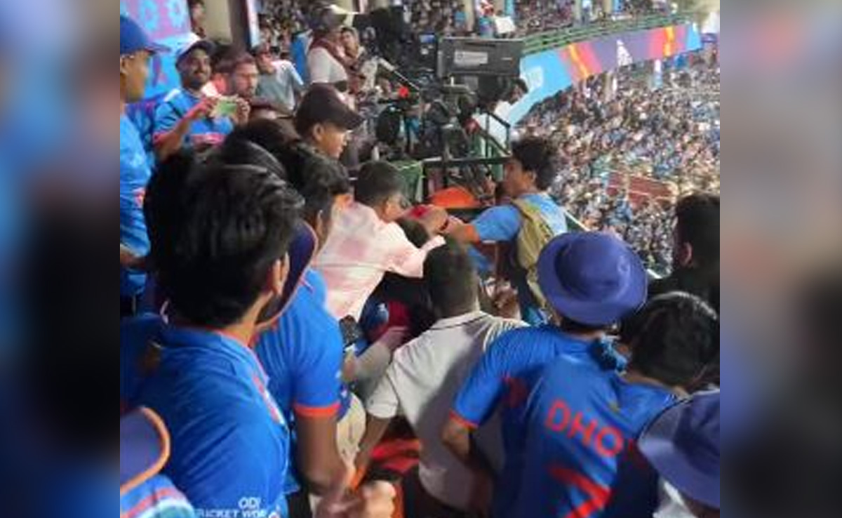 IND vs AFG Match: मैच के दौरान स्टेडियम में फैंस के बीच जमकर चले लात-घूंसे...VIDEO हो रहा वायरल