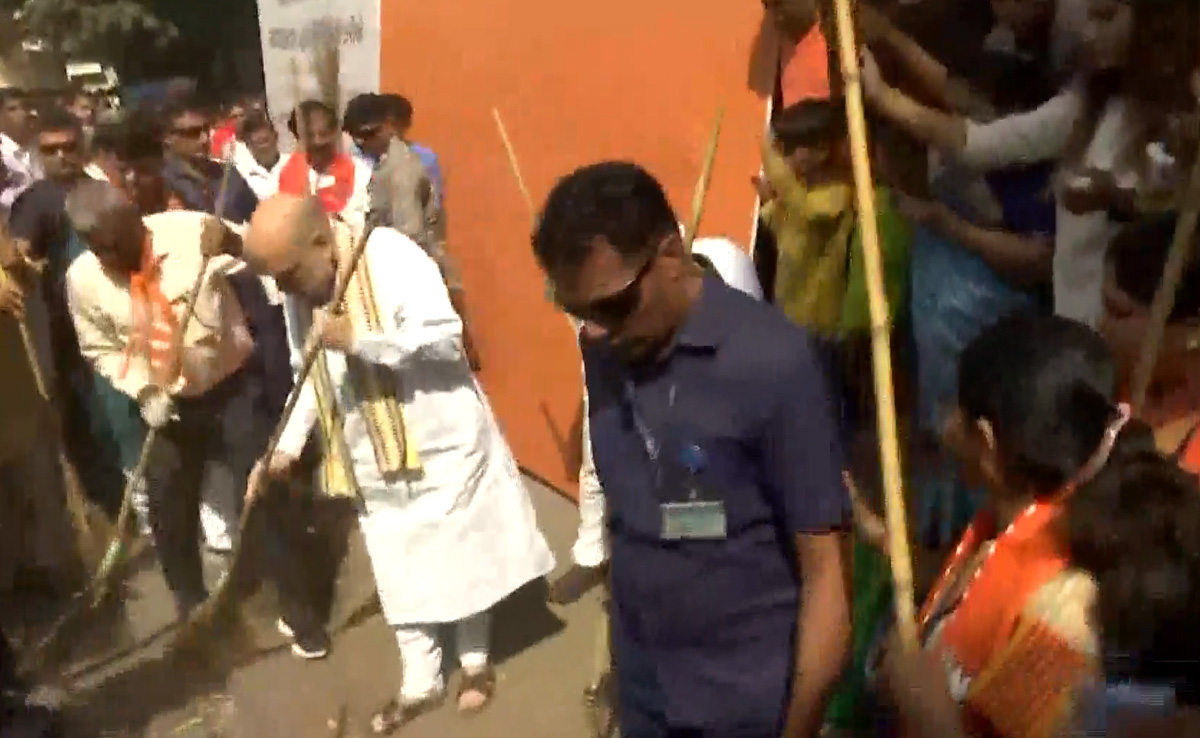 Amit Shah, Yogi Adityanath Sweep Streets To Send Out Cleanliness Message