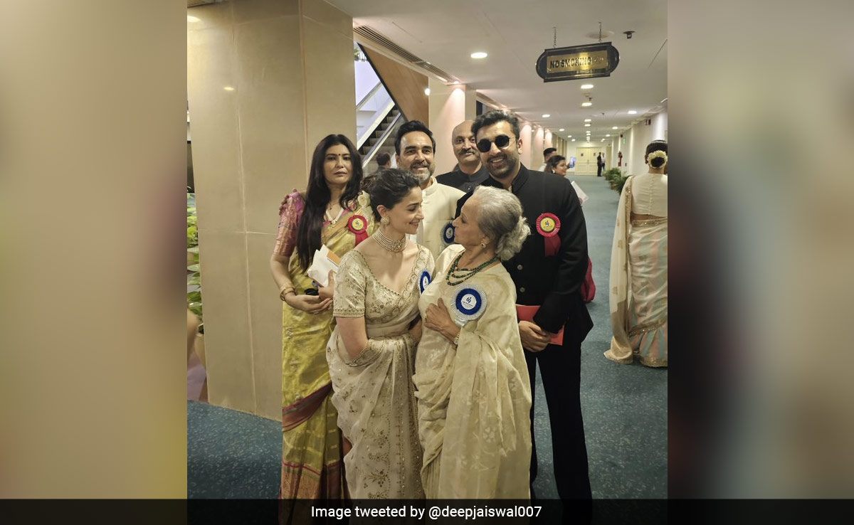 National Awards: Ranbir Kapoor Asks Photographers To Be Careful As They Surround Waheeda Rehman. Viral Video Inside