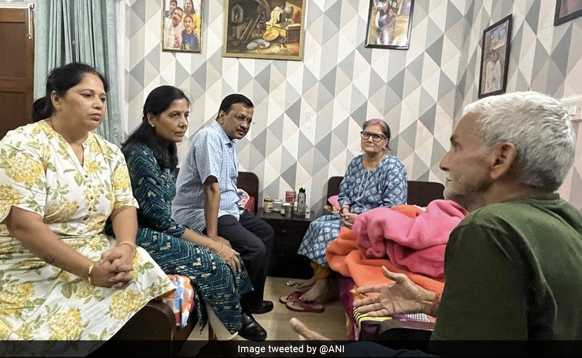 "हम बेईमान हो जाएं तो...": संजय सिंह की गिरफ्तारी के बाद परिवार से मिलने पहुंचे दिल्ली CM अरविंद केजरीवाल