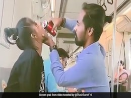 दिल्ली मेट्रो में अजीब रोमांस, एक-दूसरे के मुंह में कुल्ला करने लगा कपल, देखते ही लोगों ने फेर लीं नज़रें - Video वायरल दिल्ली मेट्रो में अजीब रोमांस, एक-दूसरे के मुंह में कुल्ला करने लगा कपल, देखते ही लोगों ने फेर लीं नज़रें - Video वायरल