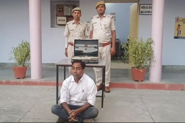 अवैध नकदी के साथ गिरफ्तार आरोपी अवैध नकदी के साथ गिरफ्तार आरोपी