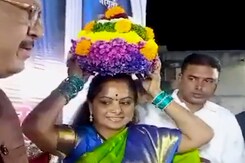 सोलापुर में मशहूर भक्कम्मा संस्कृति कार्यक्रम, BRS विधायक के कविता ने लिया हिस्सा सोलापुर में मशहूर भक्कम्मा संस्कृति कार्यक्रम, BRS विधायक के कविता ने लिया हिस्सा