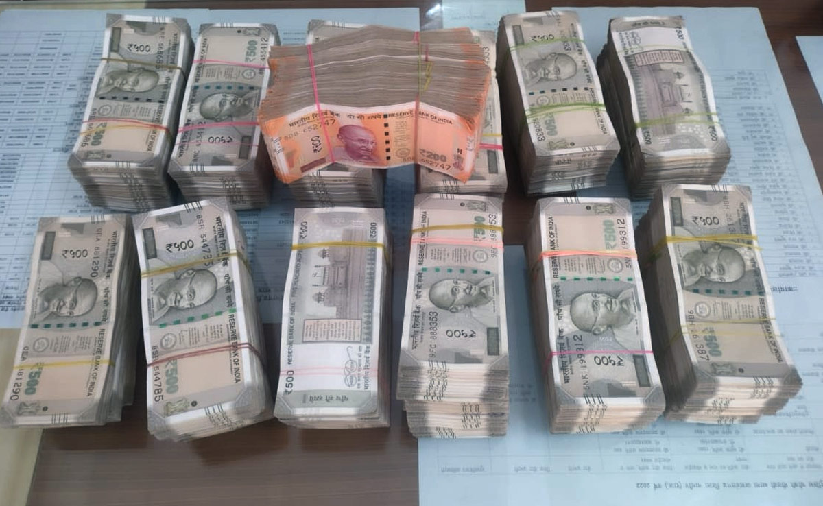 चुनाव से पहले डीडवाना पुलिस की बड़ी कार्रवाई, 22 लाख नकद और 910 ग्राम सोना पकड़ा चुनाव से पहले डीडवाना पुलिस की बड़ी कार्रवाई, 22 लाख नकद और 910 ग्राम सोना पकड़ा