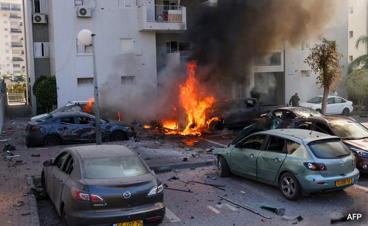 Israel Attack: भारत के दूतावास ने परामर्श जारी कर भारतीयों से सतर्क रहने का किया आग्रह