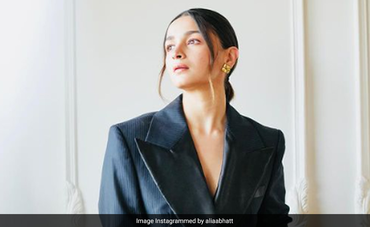 Alia Bhatt's New Pics From A Glam Shoot Gets Big Love From Sister Pooja Bhatt