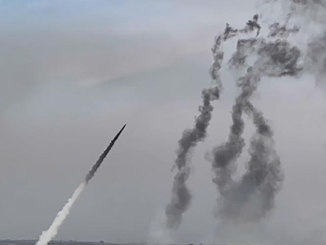 गाजा से इजरायल की ओर की गई रॉकेट्स की बौछार
