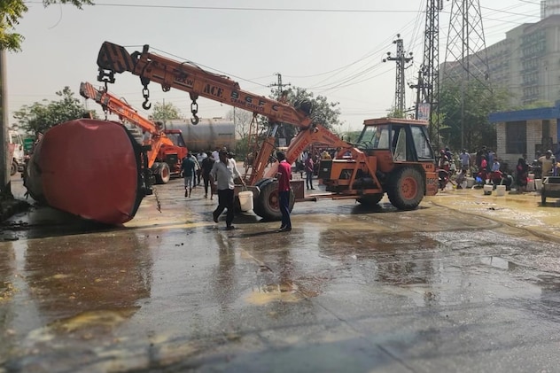 एक्सीडेंट हुए ट्रक को सीधा खड़ा करती क्रेन एक्सीडेंट हुए ट्रक को सीधा खड़ा करती क्रेन