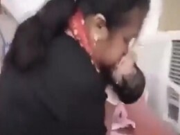 बच्ची का जन्म हुआ, शरीर में कोई हलचल नहीं, सीपीआर देकर डॉक्टर ने कुछ इस तरह से बचाई ज़िंदगी, देखें वीडियो बच्ची का जन्म हुआ, शरीर में कोई हलचल नहीं, सीपीआर देकर डॉक्टर ने कुछ इस तरह से बचाई ज़िंदगी, देखें वीडियो