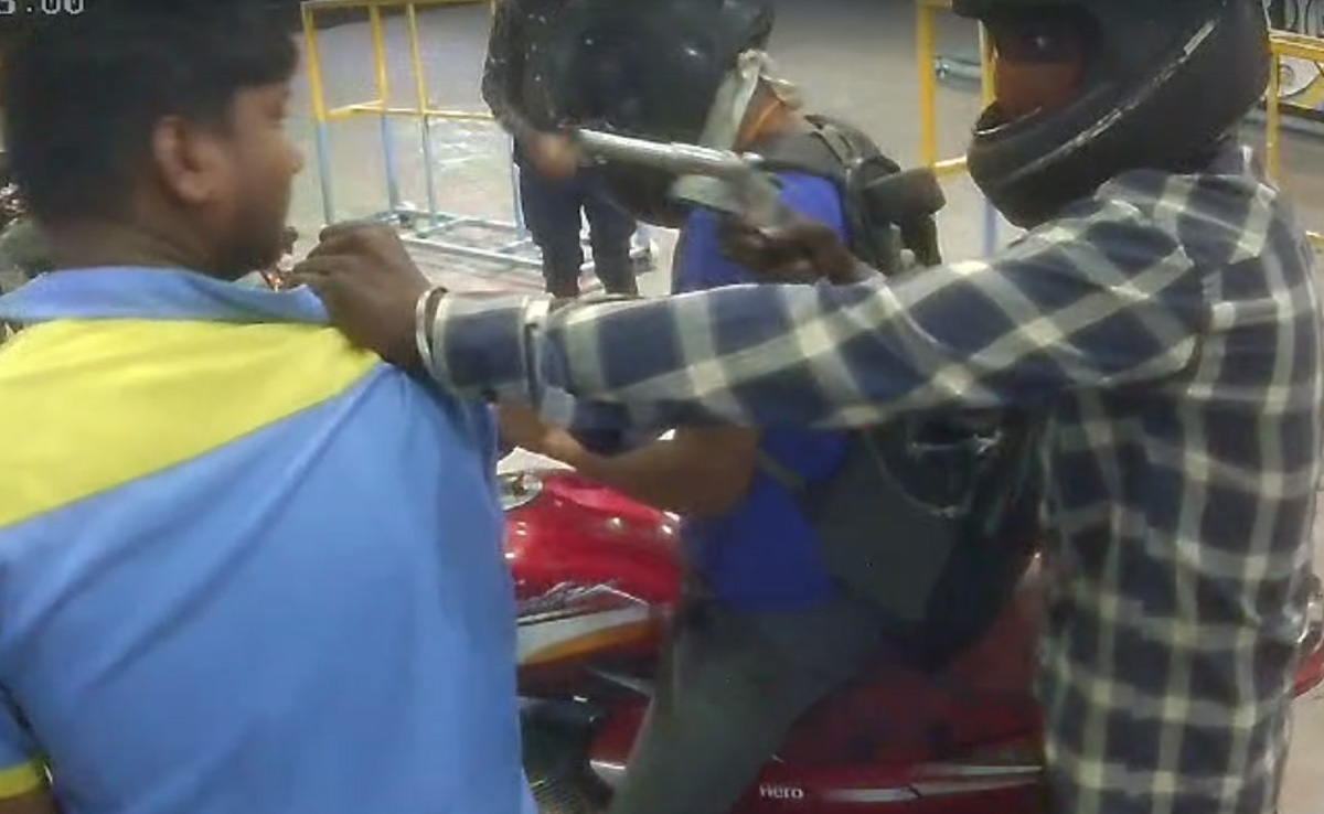 On Camera, Petrol Pump Employee Robbed At Gunpoint By 6 Men In Delhi