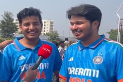 "लगान वसूला जाएगा": वर्ल्डकप में भारत-इंग्लैंड का मैच देखने पहुंचे कॉमेडियन कुल्लू और शुभम गौड़ "लगान वसूला जाएगा": वर्ल्डकप में भारत-इंग्लैंड का मैच देखने पहुंचे कॉमेडियन कुल्लू और शुभम गौड़