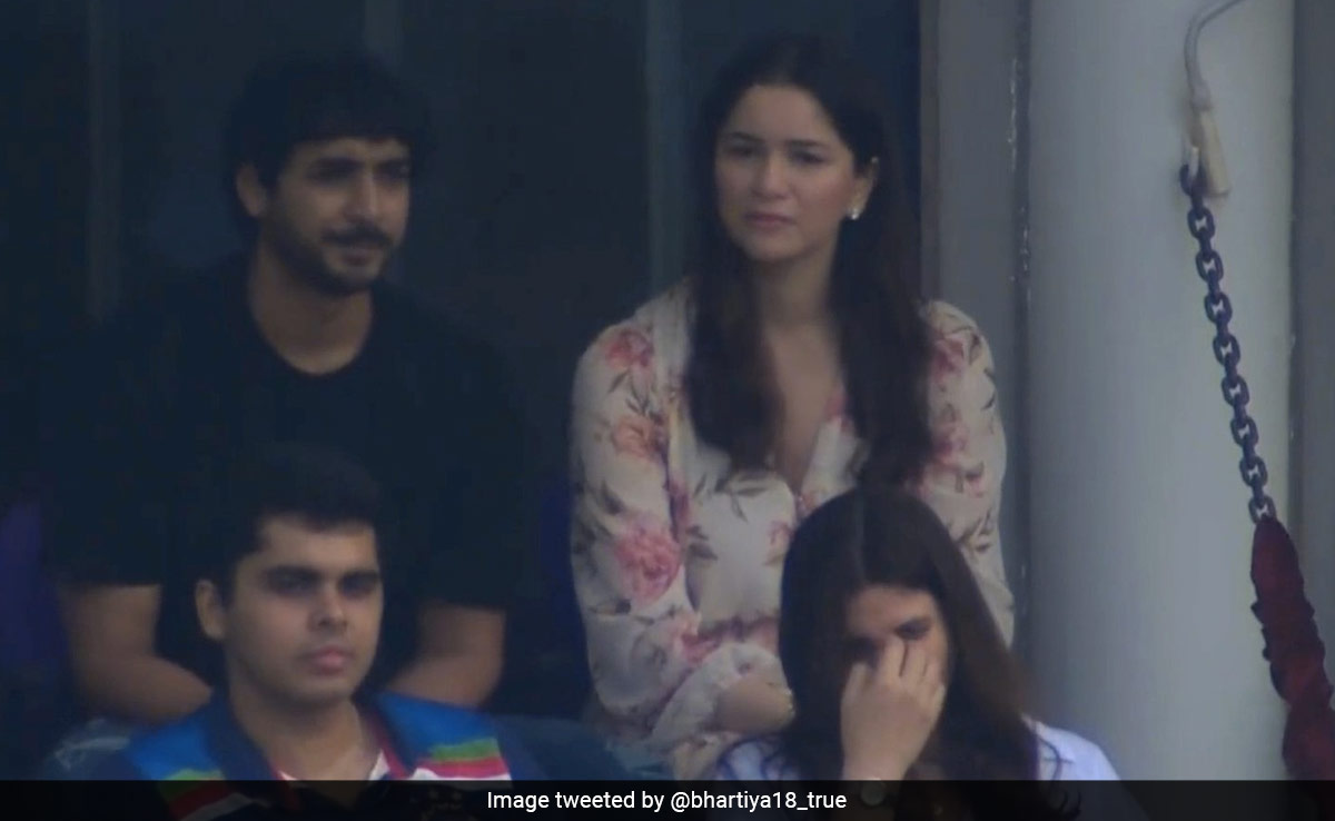 Sara Tendulkar IND vs BAN: भारतीय टीम को स्टेडियम में चीयर करती दिखी सारा तेंदुलकर, सोशल मीडिया पर मची धूम