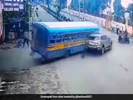 Video Shows Speeding Bus Crashing Into SUV After Jumping Red Light In Kolkata Video Shows Speeding Bus Crashing Into SUV After Jumping Red Light In Kolkata