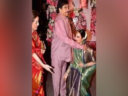 रेखा ने छुए शत्रुघ्न सिन्हा के पैर, कभी 20 साल तक नहीं की थी एक दूसरे से बात रेखा ने छुए शत्रुघ्न सिन्हा के पैर, कभी 20 साल तक नहीं की थी एक दूसरे से बात