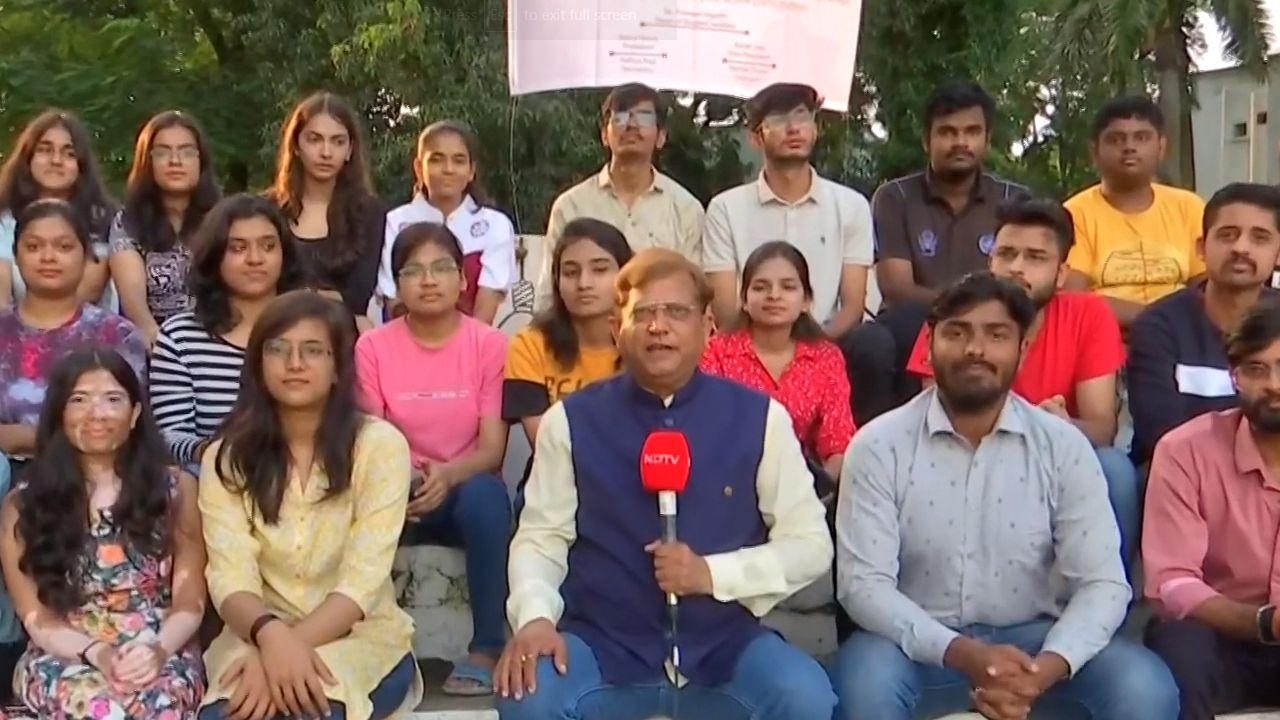 Periods के दौरान छुट्टी वाले University से चुनावी चौपाल