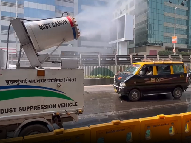 मुंबई में प्रदूषण की समस्या से निपटने के लिए एंटी स्मॉग गन से पानी का छिड़काव