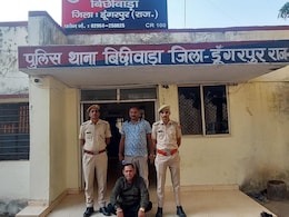 मोजे में छिपाकर कर रहा था सोने की तस्करी, 6 लाख का सोना बरामद, आरोपी गिरफ्तार मोजे में छिपाकर कर रहा था सोने की तस्करी, 6 लाख का सोना बरामद, आरोपी गिरफ्तार