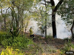 Australia Reels Under Sweltering Heat Amid Bushfire Threats Australia Reels Under Sweltering Heat Amid Bushfire Threats