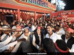 सपा अध्यक्ष अखिलेश यादव को 'भावी प्रधानमंत्री' बताने वाले लगे पोस्टर, बीजेपी ने कसा तंज सपा अध्यक्ष अखिलेश यादव को 'भावी प्रधानमंत्री' बताने वाले लगे पोस्टर, बीजेपी ने कसा तंज