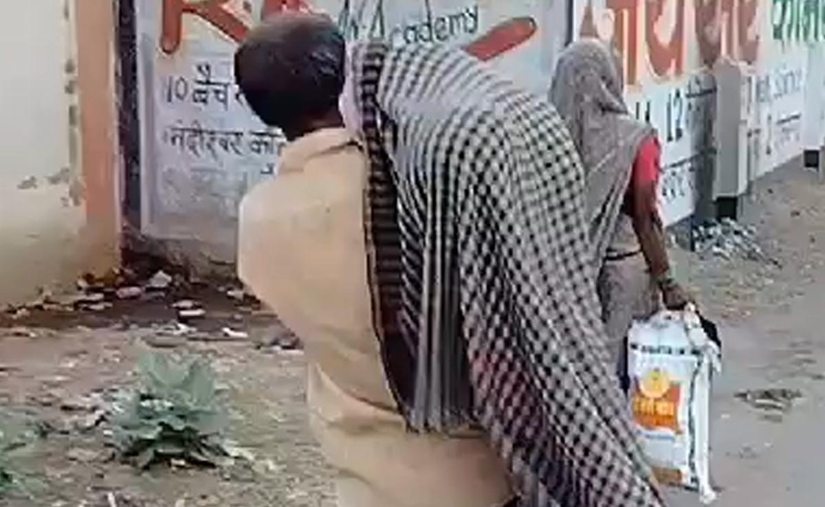 गरीब को नहीं मिला शव वाहन, कंधे पर पिता की लाश रखकर चल दिया बेटा, शर्मसार हुई मानवता!