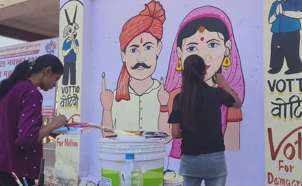 मतदान औसत बढ़ाने का बेटियों ने लिया संकल्प, वॉल पेंटिंग के जरिए कर रही है मतदाताओं को जागरूक