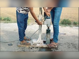 सड़क निर्माण में भ्रष्टाचार की शिकायत के बाद जांच के लिए पहुंची टीम ने लिया सैंपल सड़क निर्माण में भ्रष्टाचार की शिकायत के बाद जांच के लिए पहुंची टीम ने लिया सैंपल