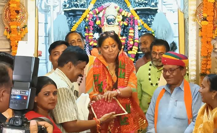 शारदीय नवरात्रि 2023: त्रिपुरा सुंदरी माता के दरबार पहुंचीं वसुंधरा राजे, निकाले जा रहे सियासी मायने