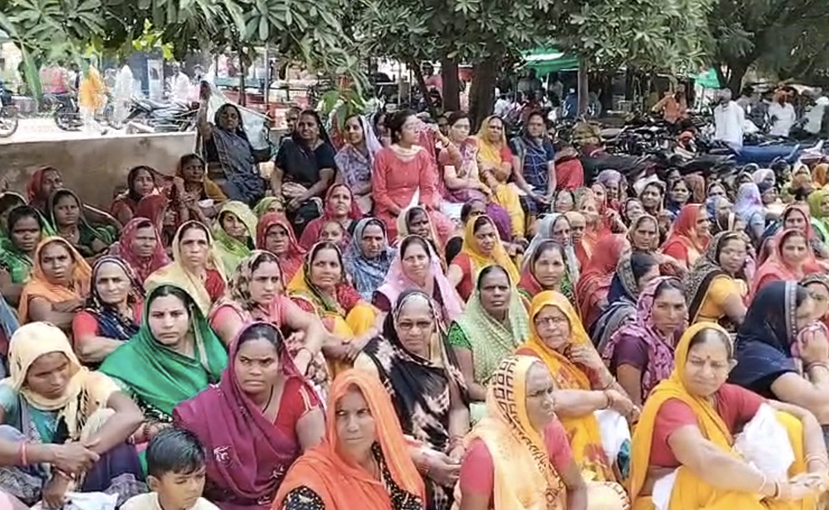 सरकारी कुएं में मरा हुआ कुत्ता डालने से ग्रामीणों में खौफ, सुरक्षा मांगने थाने पहुंचे 700 गांव वाले