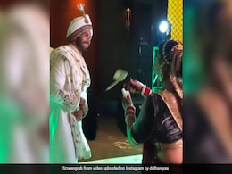 दुल्हन ने फिल्मी स्टाइल में दूल्हे पर की नोटों की बारिश, फिर दूल्हे ने जो किया वो जीत लेगा दिल- देखें वीडियो दुल्हन ने फिल्मी स्टाइल में दूल्हे पर की नोटों की बारिश, फिर दूल्हे ने जो किया वो जीत लेगा दिल- देखें वीडियो
